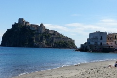 ischia-il-castello-dalla-spiaggia-dei-pescatori